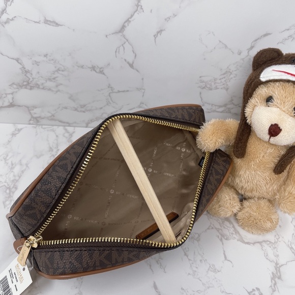 Michael Kors Giftables Medium Pencil Case - Picture 9 of 10